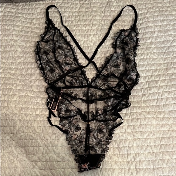 Victoria’s Secret Floral Lace Bodysuit Lingerie - Picture 4 of 4